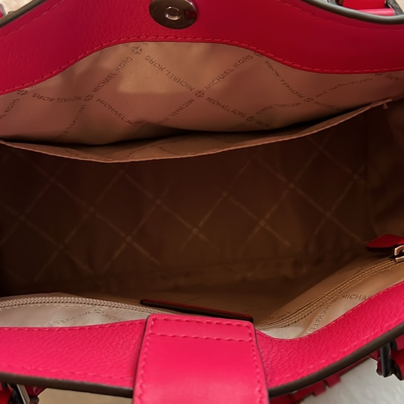 MICHAEL KORS Solid Fuchsia Pink Medium Size Handbag w/ shoulder straps, EUC. - Picture 6 of 11